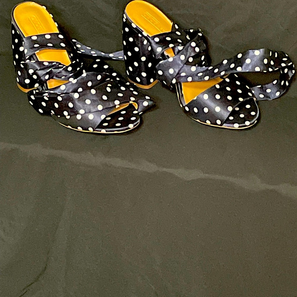 Navy blue polka dot strap up block heels 👠